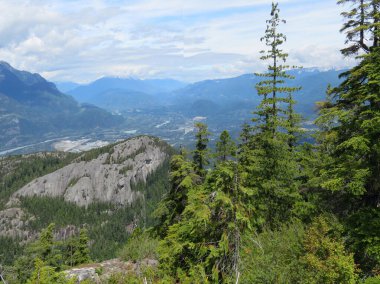 Squamish kasabası Şef Dağ 'dan görüldü.                               