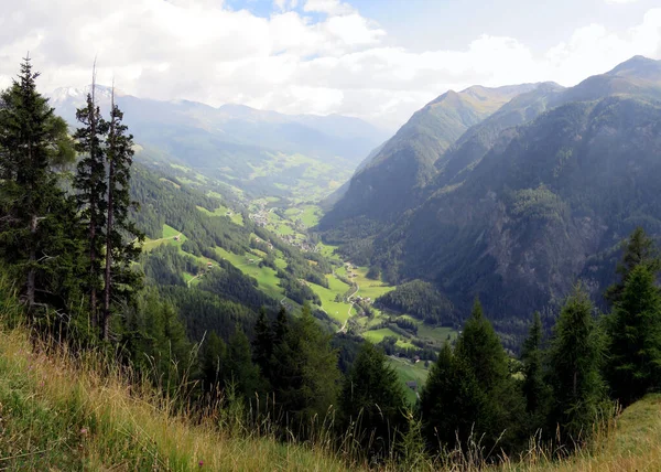 Alpendal Tussen Bergketens — Stockfoto