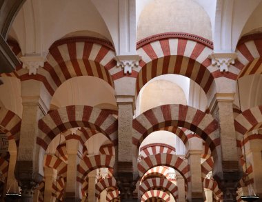 Cordoba Katedrali 'nde çizgili kemer ve sütunlar