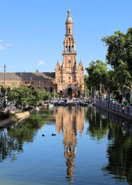 Plaza de Espana Sevilla 'nın mimarisinin bir parçası.