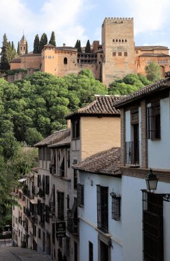 Granada 'nın Eski Kasabası' ndan seyredilen Alhambra kalesi-sarayı