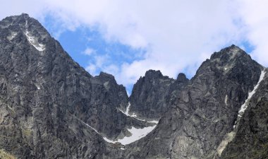 Slovakya 'daki Vysoke Tatra Dağları güneşli bir günde