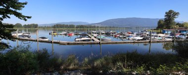 Güneşli bir günde nehir marinası