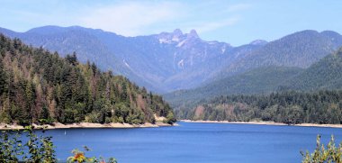  Kuzey Vancouver 'daki Capilano gölünde güneşli bir gün.