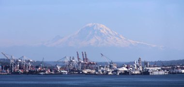 MtRainier dominates Seattle horizon in a sunny day