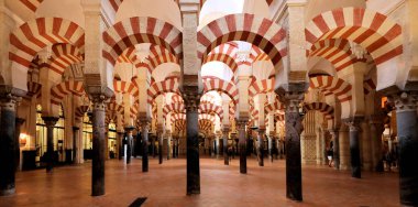 La Mezquita 'nın Arap mimarisi - Cordoba Katedrali