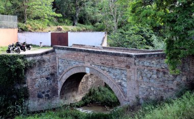 Alhambra 'nın eteğindeki eski Moorish köprüsü