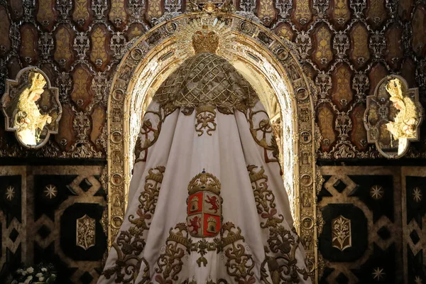 Украшенный Плащ Девы Марии Надежды Macarena Севилье — стоковое фото