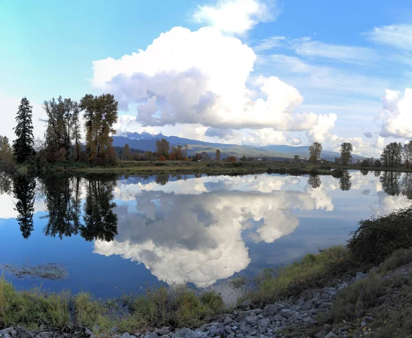 Bilderbuchhafte Reflexion Der Wolken Ruhigen Fluss — Stockfoto