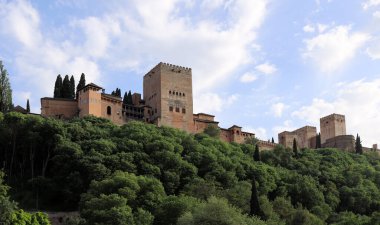Granada 'daki Alhambra sarayı ve kalesinin panoramik manzarası