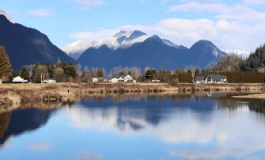 Dağlara ilk kar yağan köy manzarası