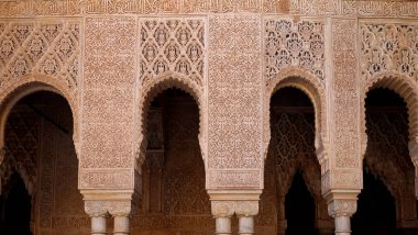 Alhambra Sarayı 'ndaki Moors' un mimarisi.