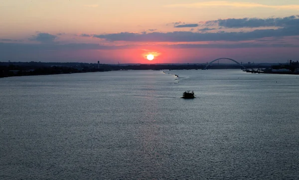 Mississippi Nehri üzerinde gün doğumu Moline Illinois 'de