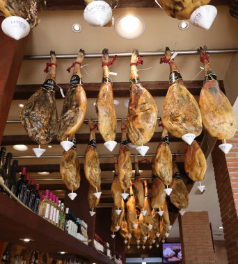 Granada 'da restoran tavanının altında Prosciutto