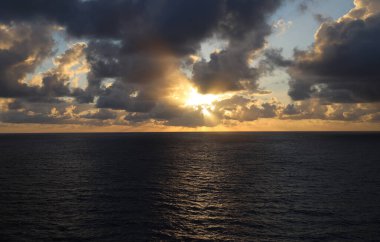 Güney Karayip Denizi 'nde bulutlu gün doğumu