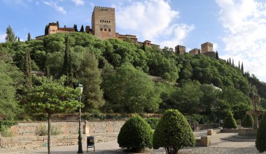 Güneşli öğleden sonra Alhambra Kale-Sarayı Panoraması