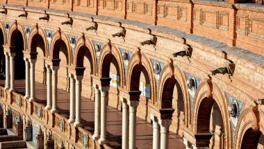 Sevilla 'daki Plaza de Espana mimarisinin bir parçası.