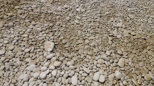 Kuru Nehir Yatağında Yuvarlak Çakıl Taşları — Stok fotoğraf