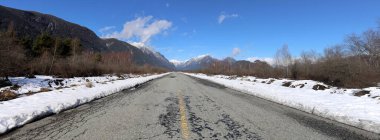 Kış kamuflajıyla vahşi doğaya giden yol.