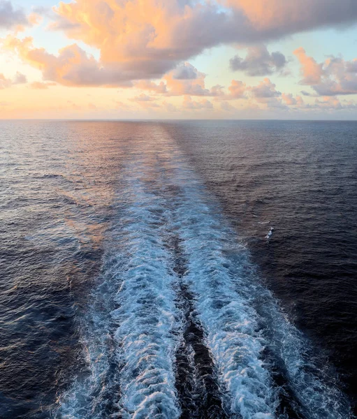 Trail Cruise Ship Sailing Sunrise — Stock Photo, Image