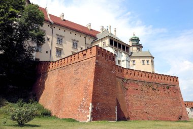 Krakow Polonya 'daki Kings Kalesi' nin ortaçağ duvarları