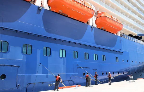 Painting Hull Cruise Ship — Stock Photo, Image