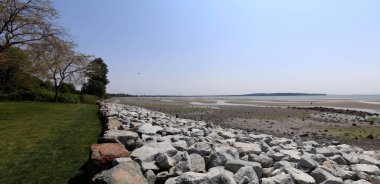 İngiliz Kolombiya sahilinde dalga kırıcı.