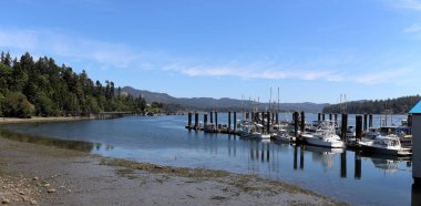 Yat limanında kayıklar alçak sularda