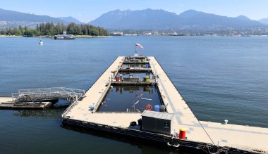 Vancouver şehir merkezindeki rıhtımda uçaklar yüzüyor.