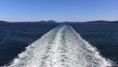 Yelkenli geminin arkasındaki deniz.