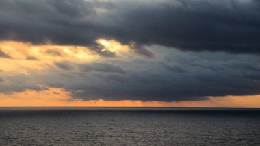 Karayip Denizi 'nde tropik bulutlu sabah güneşi