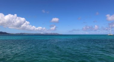 St Croix USVI 'de gök mavisi deniz ve tropikal bulutlar