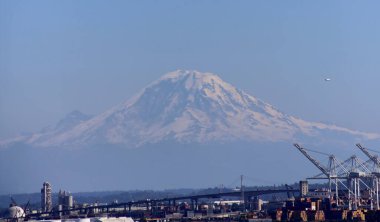 Seattle Endüstriyel Panorama 'nın hakimi Rainier Dağı