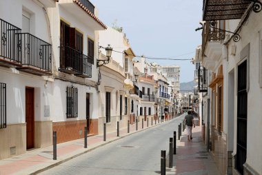 Öğlen saatlerinde Nerja 'nın boş sokakları
