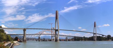 Fraser Nehri üzerindeki köprüler New Westminster 'da.