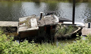 Eski ahşap tekne dinlenme yerinde demirlemiş.