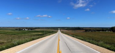 Iowa 'da bir yerlerde gökyüzü manzarası var.