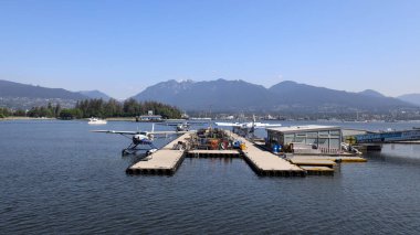 Vancouver limanında yüzen uçaklar.
