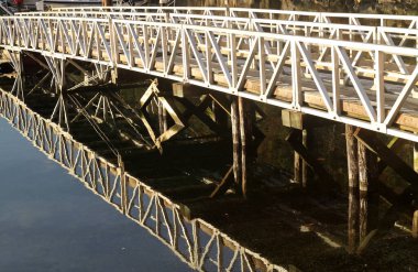 Metal yürüyüş yolu durgun suya yansıdı