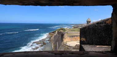 Porto Riko 'daki San Juan tahkimatlarının savunma duvarlarından bak.