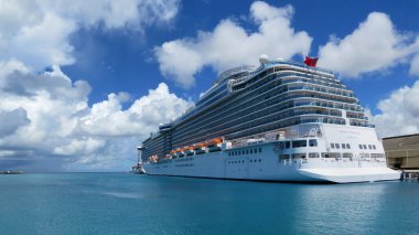 Barbados Limanı 'nda yolcu gemisi olan tropik bir manzara..