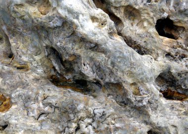 Kore tapınağının kutsal kayasındaki desenler.