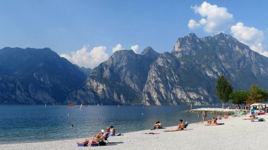 Güneşli İtalyan Lago di Garda Plajı                               