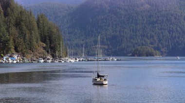 Marina dağların arasındaki huzurlu koyda.