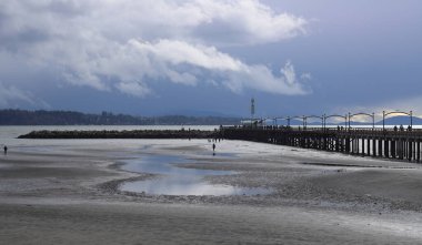 Bulutlu bir günde White Rock British Columbia 'daki ahşap iskele