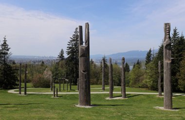 Burnaby Dağı 'ndaki yerli totem direkleri