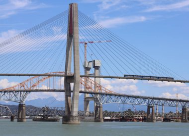 Fraser Nehri üzerindeki köprülerin sütunları New Westminster British Columbia