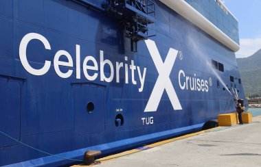 Rıhtımdan yolcu gemisi kaplaması yıkılıyor.