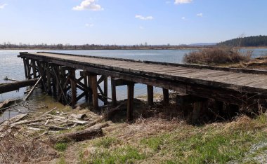 Nehirde terk edilmiş ahşap iskele.