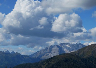 İtalyan Alplerinde serin sabah bulutları